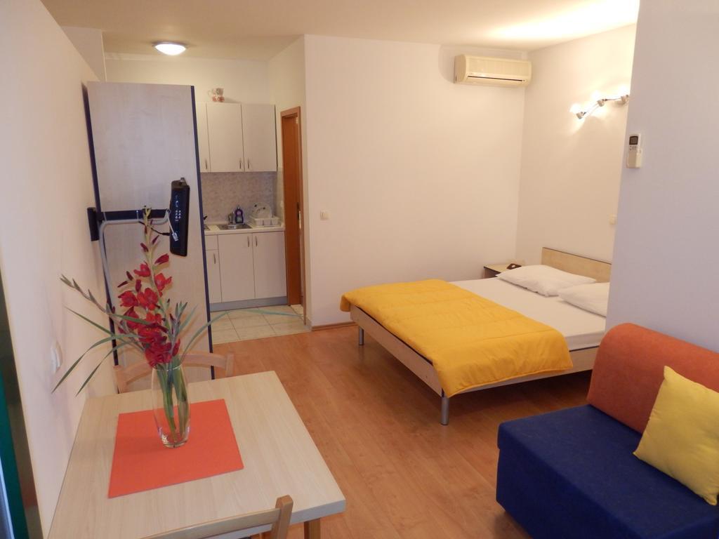 Apartments Rica Оміш Екстер'єр фото